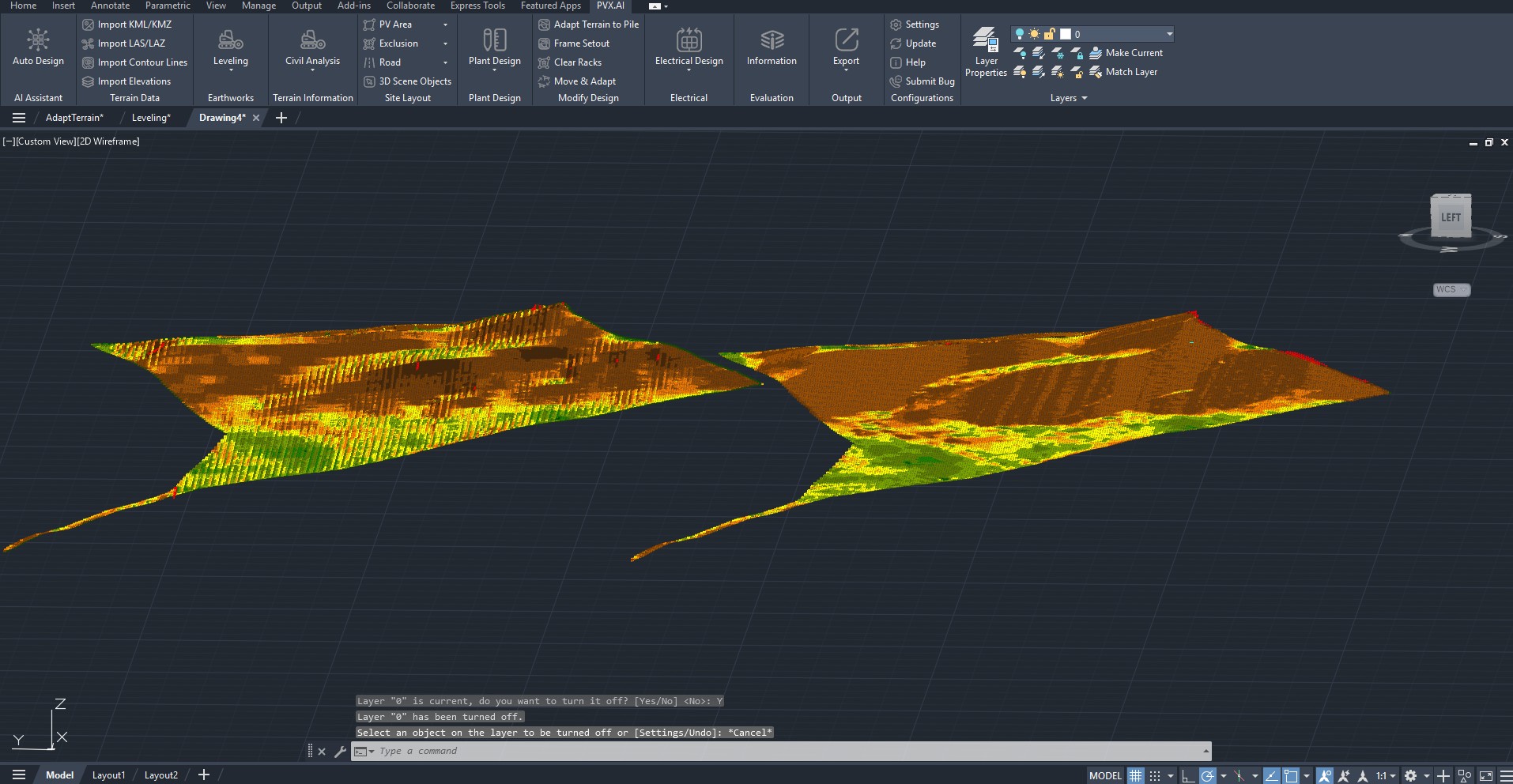 3D-Vergleich zweier gegradeter Solargelände. Links: pfostenadaptives Grading mit unregelmässiger, gebänderter Färbung als Hinweis auf ungleichmässige lokale Aushübe. Rechts: PVX.AI Smoothing mit einer sauberen, gleichmässig gegradeten Oberfläche.